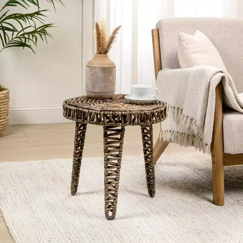 Boho-Couchtisch aus Wasserhyazinthe mit runder dreibeiniger Basis