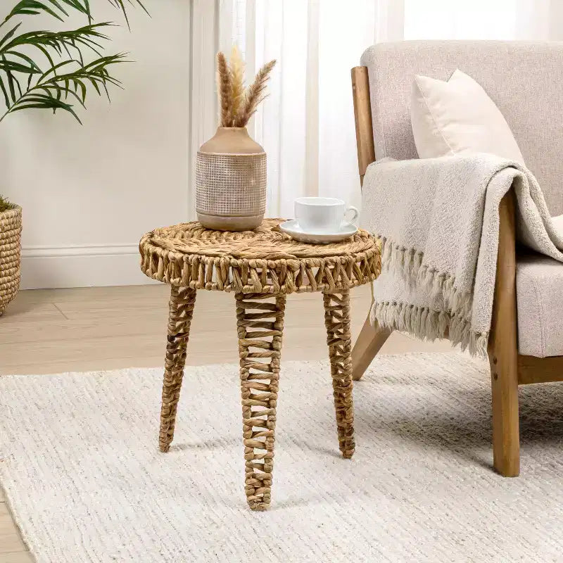 Boho-Couchtisch aus Wasserhyazinthe mit runder dreibeiniger Basis