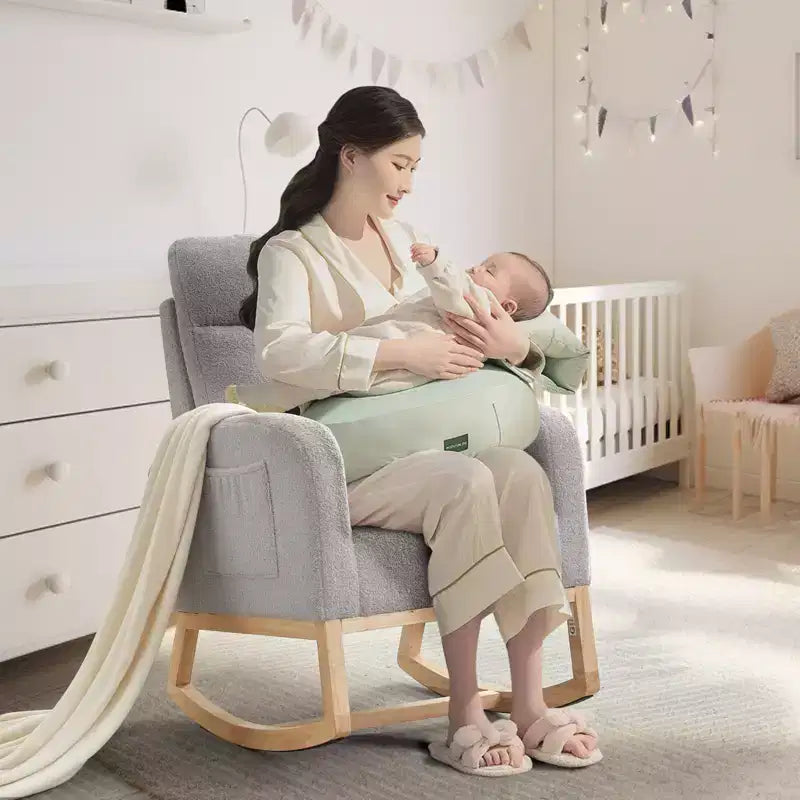 Moderner Teddy-Fleece-Schaukelstuhl mit hoher Rückenlehne, gepolsterter Nursery-Glider mit gepolsterten Armlehnen, Seitentaschen und Holzbeinen für Wohn- und Schlafzimmer