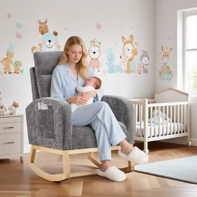 Moderner Teddy-Fleece-Schaukelstuhl mit hoher Rückenlehne, gepolsterter Nursery-Glider mit gepolsterten Armlehnen, Seitentaschen und Holzbeinen für Wohn- und Schlafzimmer