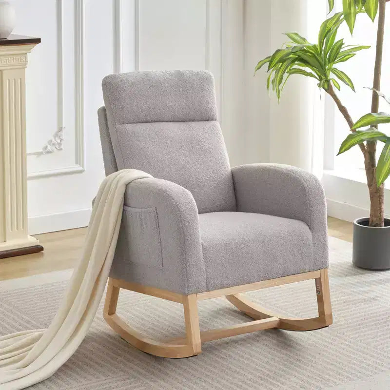 Moderner Teddy-Fleece-Schaukelstuhl mit hoher Rückenlehne, gepolsterter Nursery-Glider mit gepolsterten Armlehnen, Seitentaschen und Holzbeinen für Wohn- und Schlafzimmer