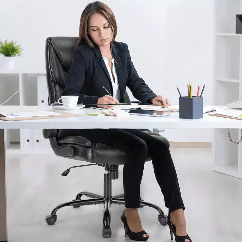 Bürostuhl mit hochklappbaren Armlehnen, ergonomischer Lordosenstütze, PU-Leder