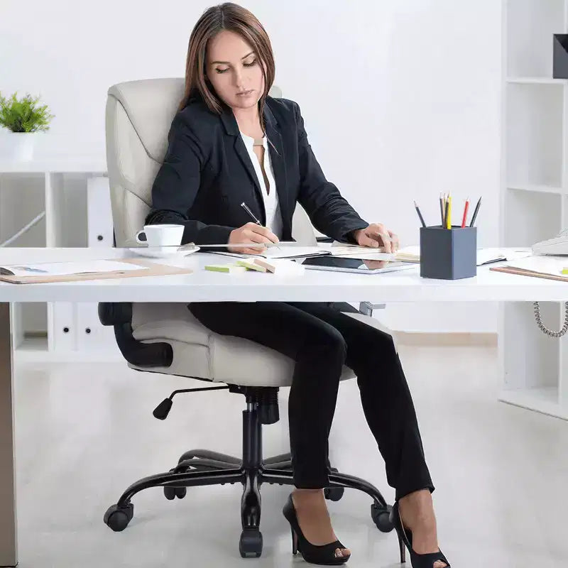 Bürostuhl mit hochklappbaren Armlehnen, ergonomischer Lordosenstütze, PU-Leder