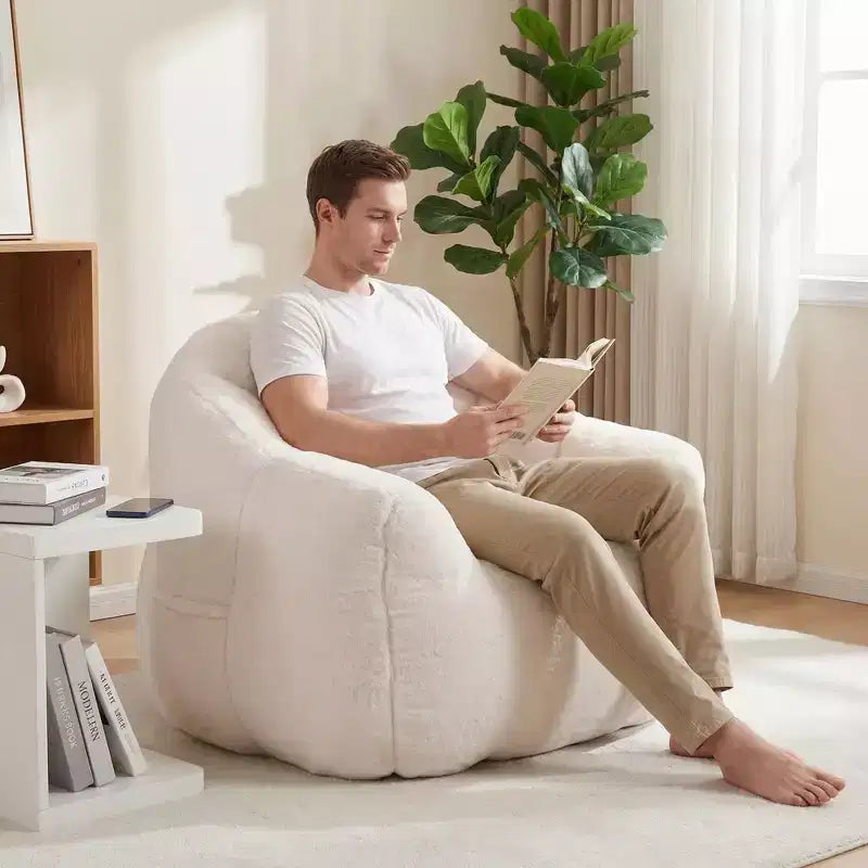 Weiße Loungesessel für Erwachsene, Lesesessel mit Armlehnen, Polsterung aus Kunstfell, hochdichter Schaumstoff, gemütlicher moderner Sessel für Wohnzimmer und Schlafzimmer