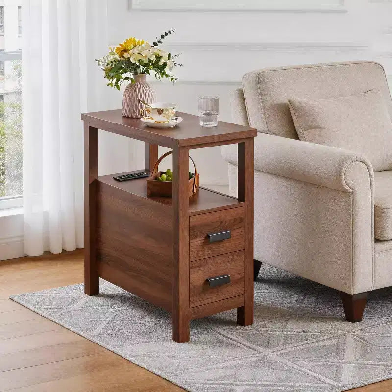Dieser Beistelltisch mit Ladestation, Beistelltische mit USB-Anschlüssen & Steckdosen, Beistelltisch mit 2 Schubladen, kleiner Nachttisch aus Holz, kleiner rustikaler Beistelltisch.